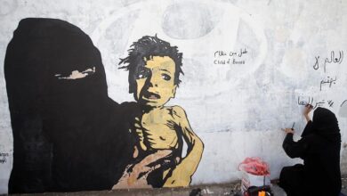 صورة عبر جداريات بالشوارع.. أطفال اليمن الجوعى يحدقون في سكان صنعاء