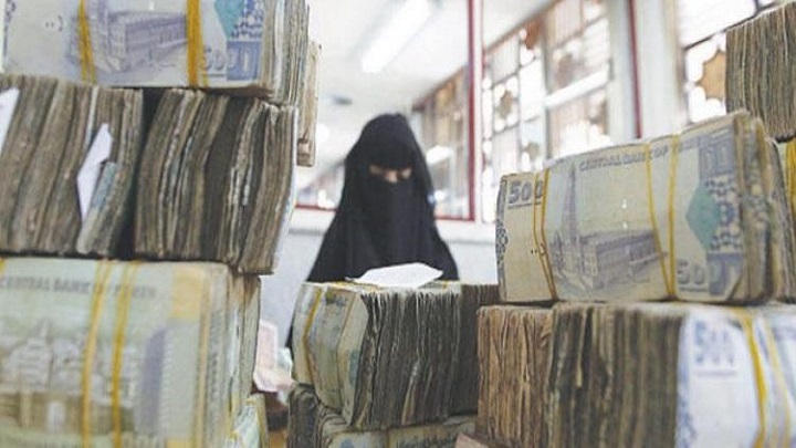 أكبر قطاع تجاري في اليمن يعلن الإضراب الشامل احتجاجاً على انهيار العملة في مناطق الشرعية العملة اليمنية