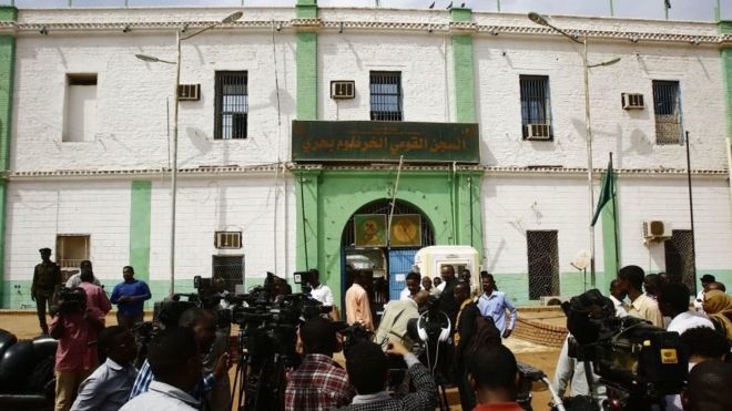 شاهد بالصورة : السجن الذي يحتجز فيه الرئيس السوداني عمر البشير.. وهذه مواصفات الزنزانة الخاصة به 106499585 B76a7f55 Cba6 4cdb 8c76 0ec956e4d31c