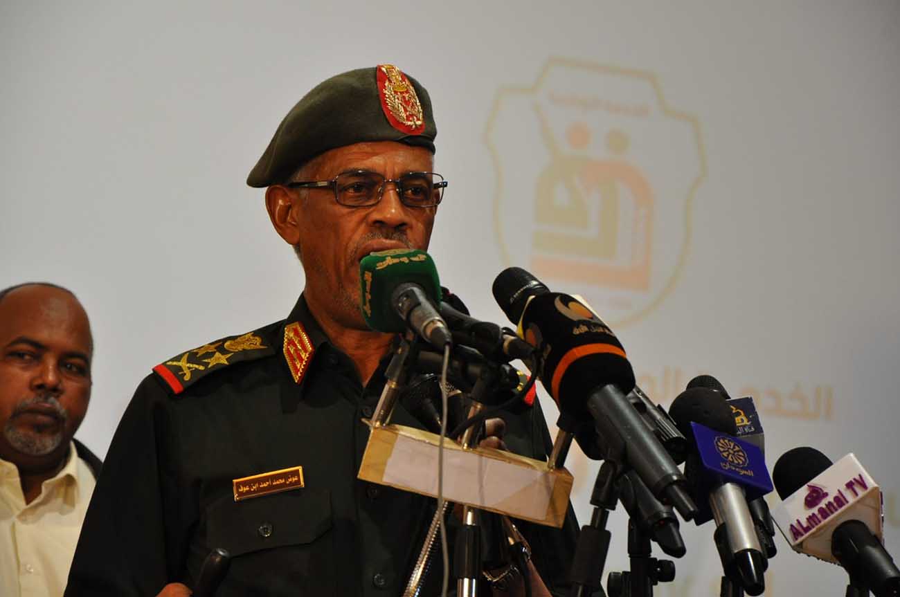 من هو وزير الدفاع السوداني الفريق أول عوض بن عوف الذي أطاح بالرئيس البشير؟ Image 2
