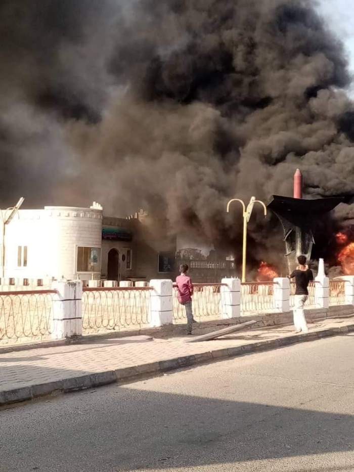 عاجل: شاهد بالصور النيران تغطي اجزاء واسعة من عدن 5d69247fcbfb2
