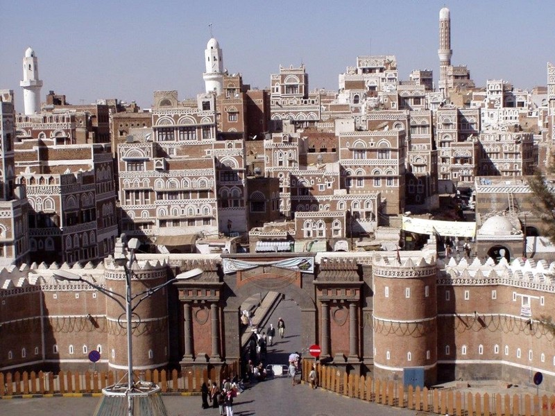 صورة بعد دعوة أصدقائه لحضور زفافه بيوم .. وفاة عريس يمني بصنعاء
