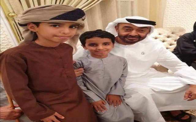 صورة شاهد بالصورة.. ظهور أولاد القيادي الجنوبي”امام اليمامة” بجوار محمد_بن_زايد
