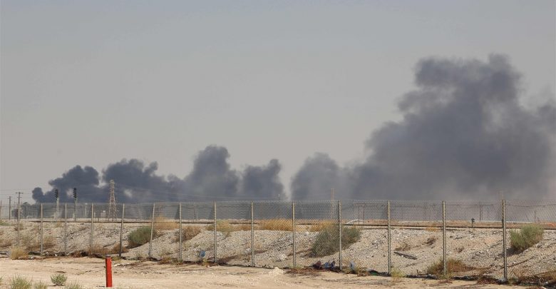 صورة عن قرب لإحتراق مصفاة أرامكو في بقيق