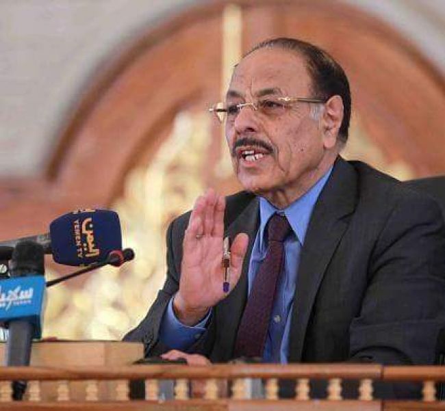 علي محسن يرتدي مدني