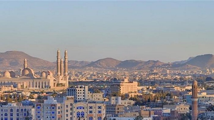صورة اقتحام منزل واعتقال امرأة في صنعاء