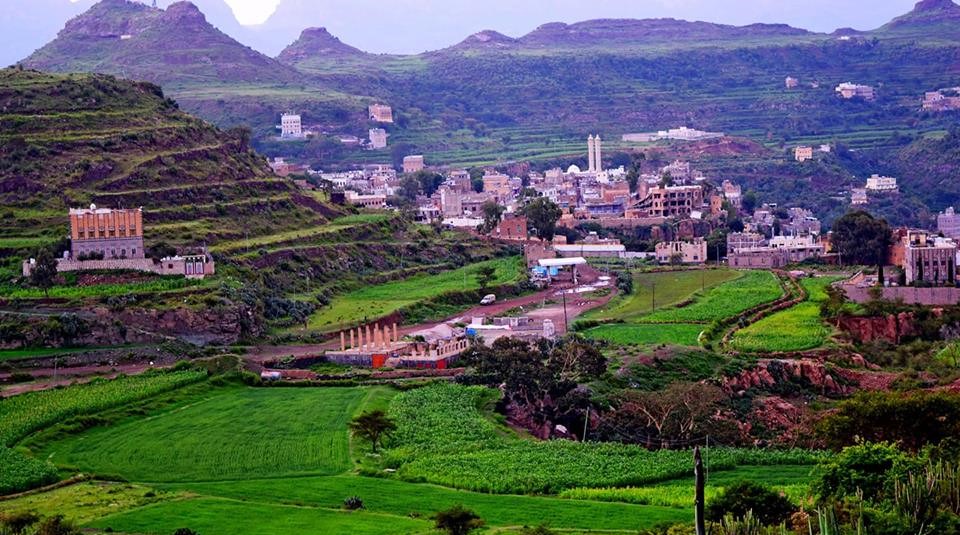 صورة حادث مروري مروع يودي بحياة ثلاثة شبان من أسرة يمنية واحدة