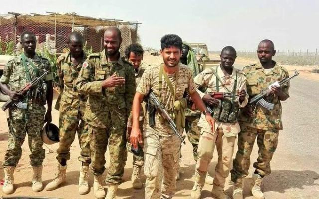 بواسل الجيش السوداني يعلمون أفراد الجيش السعودي الحماس في المعركة