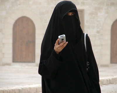 فتاة يمنية ذهبت لتتعلم الكوافير .. فكانت المفاجأة الصادمة التي صعقتها وزميلتها 30 12 19 384122610