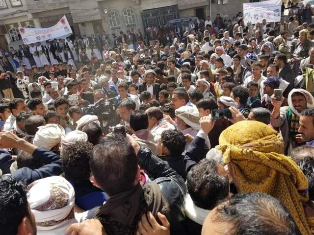المئات من مشايخ ووجهاء وأعيان وعقال ومواطنين يتظهرون لاول مرة في صنعاء والسبب 5e21d82b03382