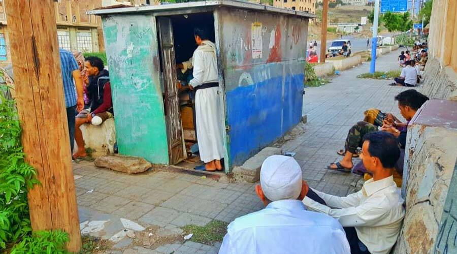 مقهى صغير يستعيد الحياة في خطوط التماس بتعز 10 07 20 22151566