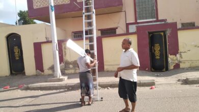صورة مشروع “إنارتي” يواصل إنارة عدد من شوارع وأحياء عدن بالطاقة الشمسية برعاية الشيخ العقربي