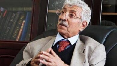 صورة اليمن تودع الشاعر والأديب الكبير عبد العزيز المَقالِح عن عمر ناهز 85 عاما.