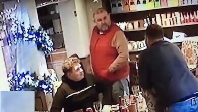 صورة هروب 4 أشخاص من أحد المطاعم دون دفع الفاتورة.. شاهد المفاجأة ماذا فعلوا قبل هروبهم وكيف كانت النهاية! (فيديو)