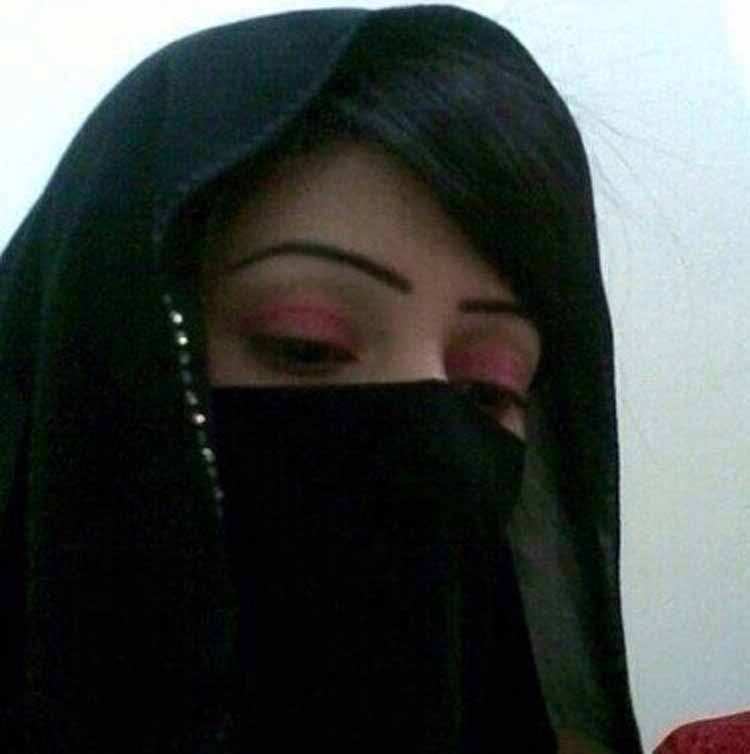 لم تتمالك نفسها.. فتاة سعودية تحاولالايقاع ببائع العطور... فيديو 23 12 20 3317