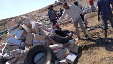 صورة إتلاف كمية كبيرة من المواد الغذائية الفاسدة في الاسواق اليمنية.