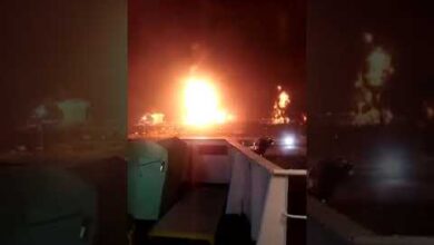 صورة شاهد لحظة إحتراق السفينة البريطانية بميناء جدة غرب السعودية عقب تعرضه لهجوم بحري (فيديو)