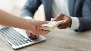 صورة ايقاف كافة عمليات البيع والشراء للعملات في عدن