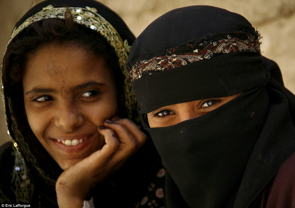 2728BCEF00000578 3019204 Under Threat These Women Were Photographed In Amran A Town That A 60 1427799105257