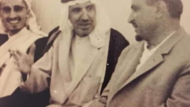 صورة صورة من الستينات تجمع شخصيات هامة اثناء افتتاح أول مدرسة كويتية في اليمن بينهم الشيخ الأحمر الذي كان يشغل هذا المنصب !