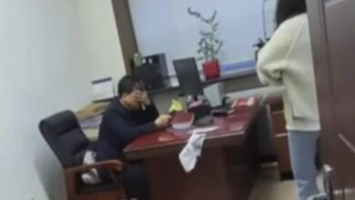 صورة امرأة تضرب رئيسها في العمل بمكنسة بعد أن تحرش بها