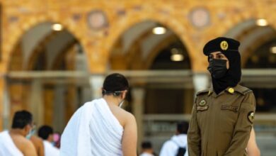 صورة شرطية سعودية بزي عسكري عند الكعبة تثير اهتمام المواطنين بين منتقد ومؤيد (صورة)