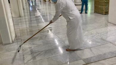 صورة وزير بارز يعود للعمل كـ”عامل نظافة” في مكة  “صورة”