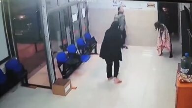 صورة فيديو مؤثر.. طفلة مختنقة تعود للحياة بعد تدخل سريع من الطبيب