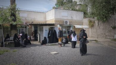 صورة بسبب شجار بين طفلين…  مقتل رجل وزوجته وطفلهما على يد جارهم فى اليمن