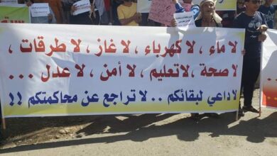 صورة عودة المظاهرات المطالبة بإقالة السلطة الحكومية بتعز ومحاسبة الفاسدين.