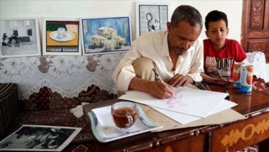صورة فنان يمني يخترق حاجز الصمت بالألوان