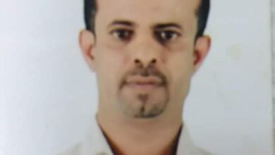 صورة اغتيال محامي أثناء تواجده قرب منزله بتعز.