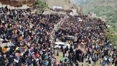 صورة رغم الحرب.. اليمنيون في تعز يحتفلون بعيد الأضحى في قلعة القاهرة