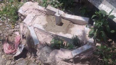 صورة بسبب عدم قدرته على دفع ثمن القبر..دفن جثمان طفل يمني على رصيف شارع