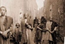 صورة مجموعة من الشباب اليمنيين اليهود في احد ازقة الحي اليهودي بصنعاء