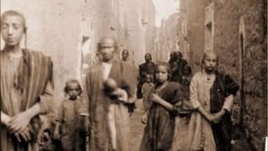 صورة مجموعة من الشباب اليمنيين اليهود في احد ازقة الحي اليهودي بصنعاء
