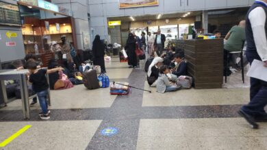 صورة افترشوا أرض مطار القاهرة.. مسافرون يعبرون عن استيائهم الشديد بعد تأجيل رحلة «اليمنية» لـ 3 ساعات دون إبلاغهم
