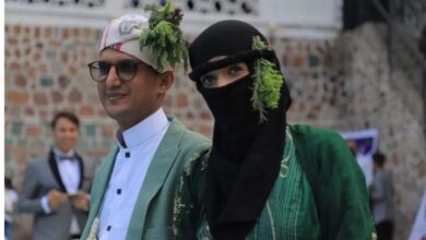 صورة ارتدى العريسان زياً من التراث الشعبي للمدينة ..تعز اليمنية  تشهد اول حالة زواج جماهيري