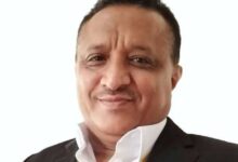 صورة الإفراج عن الصحفي الصمدي بعد يومين على اعتقاله في تعز