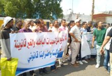 صورة وقفة احتجاجية  للموظفين الإداريين بمحاكم عدن للمطالبة بحقوقهم